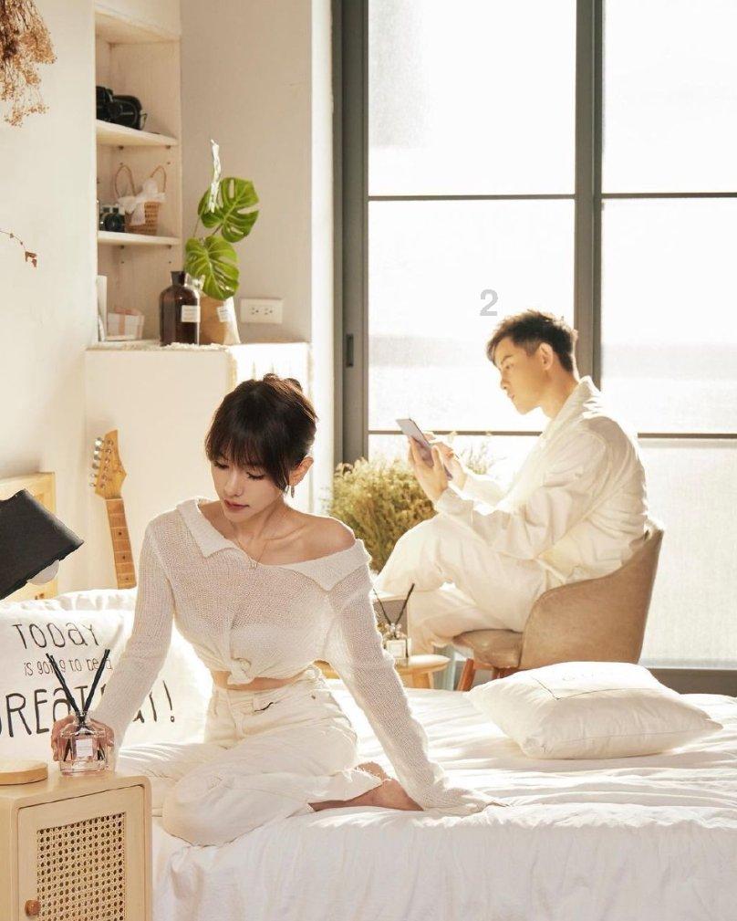 港星黎淑贤设灵，老公和4个儿子神情哀伤，成龙熊黛林等送花圈悼念